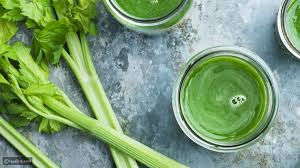الكرفس هو نوع من الخضروات الورقية ذات الجذر الأبيض والذي يمكن استخدامه في العديد من الأطباق والوصفات. وبالإضافة إلى طعمه اللذيذ، فإن الكرفس يحتوي على العديد من المواد الغذائية الهامة التي تساعد على الحفاظ على صحة الجسم. وفي هذا المقال، سوف نناقش بعضًا من فوائد الكرفس الصحية والعلاجية.